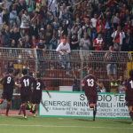I giocatori del Pontedera esultano a fine partita (immagine tratta da: www.lanazione.it)