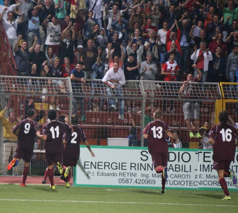 I giocatori del Pontedera esultano a fine partita (immagine tratta da: www.lanazione.it)