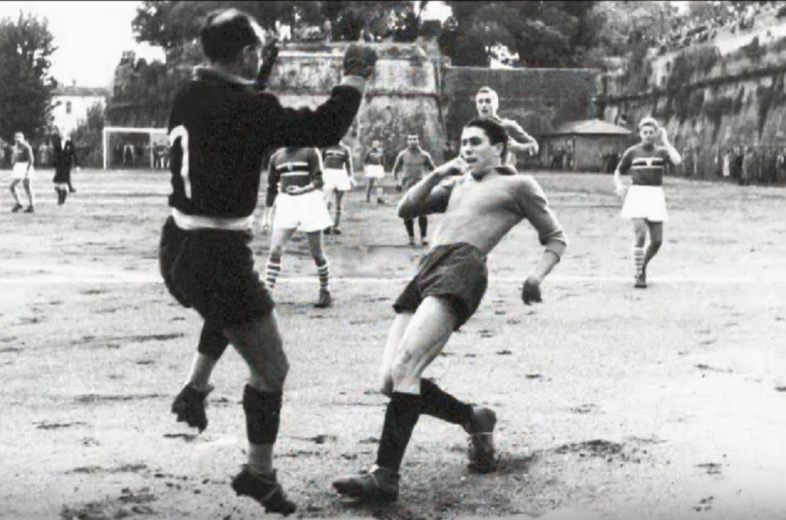 Fioravanti anticipato dal portiere doriano nell'amichevole tra Us Grosseto e Sampdoria del novembre 1940 (immagine tratta da YouTube)