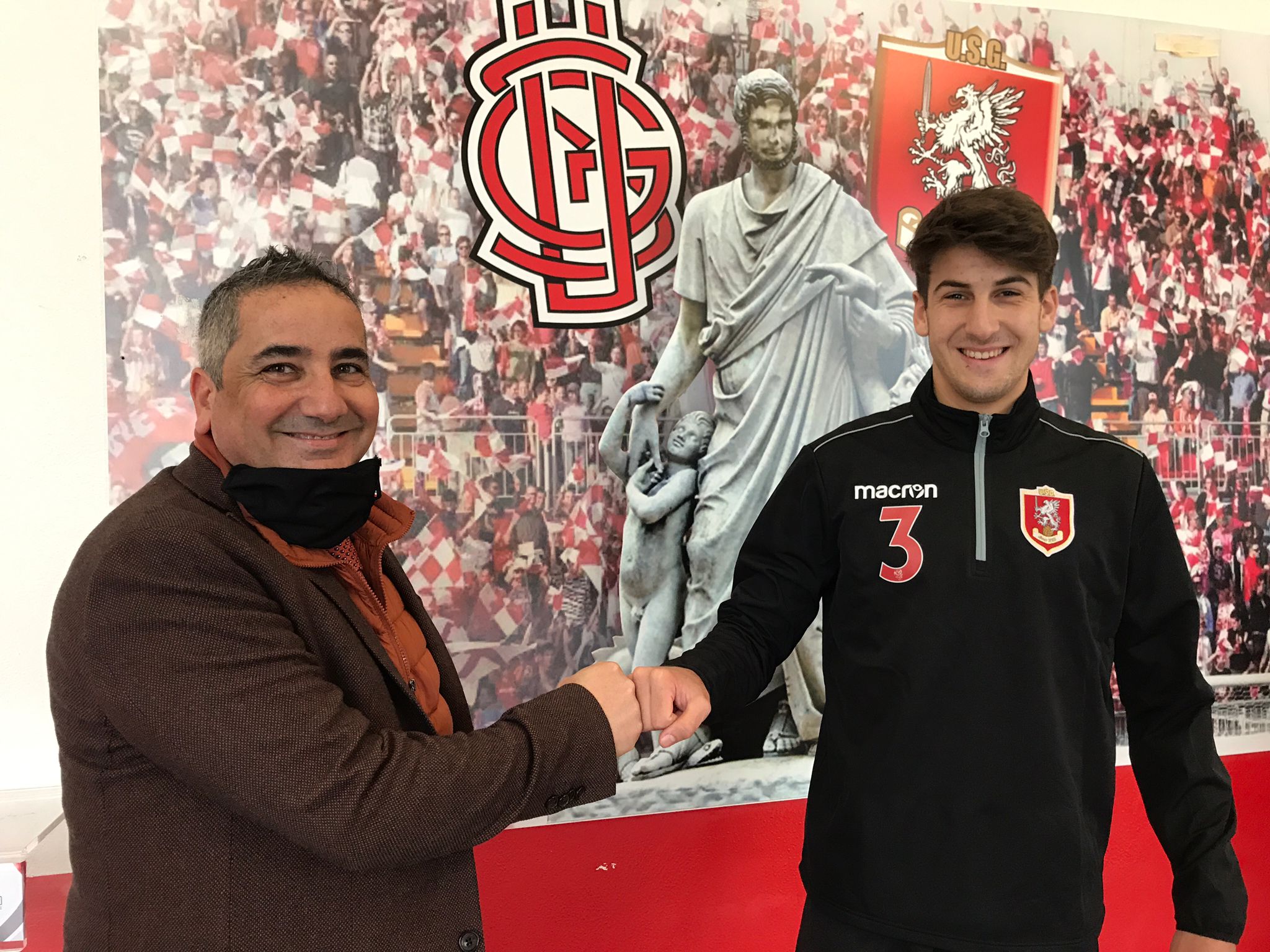 Il dg unionista, Filippo Marra Cutrupi (a sinistra) con il neo-biancorosso Alessandro Giannò (foto ufficiale Us Grosseto)