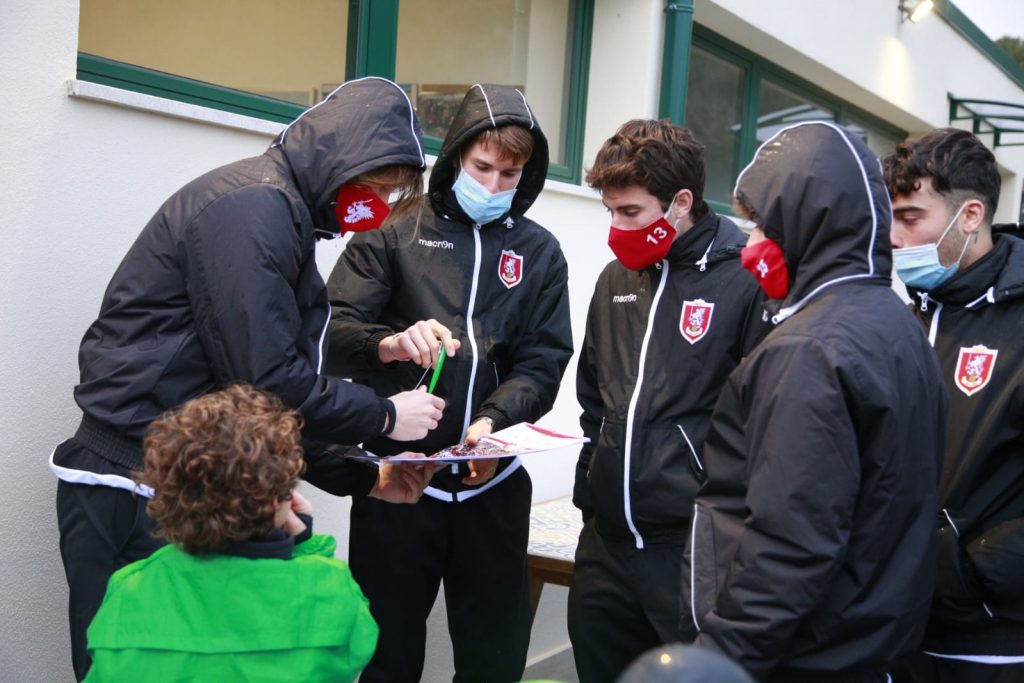 Un momento della consegna dei gadget unionisti ai campioncini della Pro Soccer Lab (foto Us Grosseto)