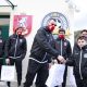 Il capitano dell'Us Grosseto, Andrea Ciolli, consegna i gadget unionisti a un campioncino della Pro Soccer Lab (foto Us Grosseto)