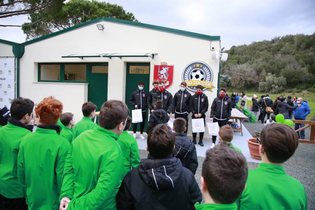 Un momento della consegna dei gadget unionisti ai campioncini della Pro Soccer Lab (foto Us Grosseto)