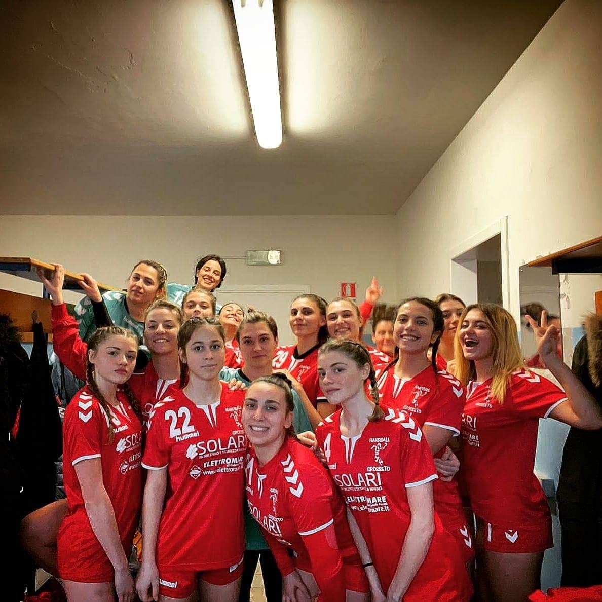 pallamano grosseto squadra femminile serie A2 nello spogliatoio.