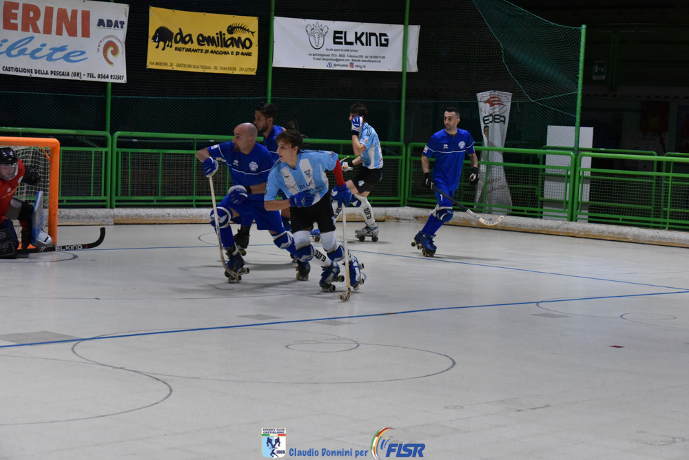 hockey-pista-hc-castiglione-lorenzo-biancucci-castiglione-inseguito-da-angelo-depalma-del-matera-serie-A2