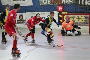 hockey-pista-serie-B-circolo-pattinatori-grosseto-Alice-Vercelli-Nerozzi-contrasta-Ceresa