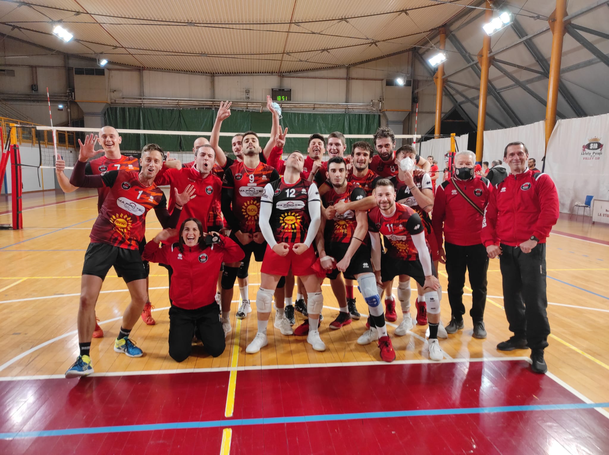 invictavolleyball-squadra-che-festeggia-dopo-il-successo-a-perugia-contro-il-monini