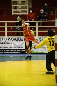 pallamano-grosseto-serie-B-maschile-giocatore-in-azione-di-gioco