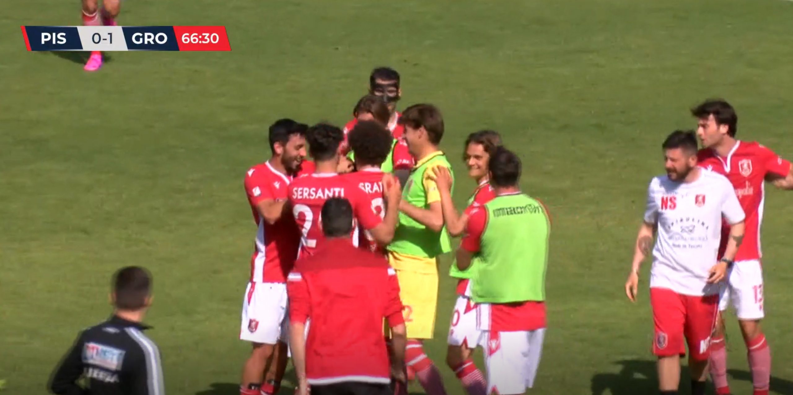Pistoiese-Us Grosseto 0 a 1 - Raimo festeggiato dai compagni dopo il gol