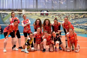grosseto-volley-school-serie-B2-squadra-festeggia-a-fine-partita