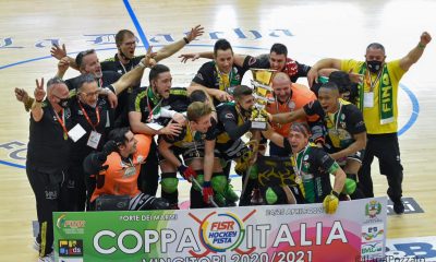 hockey-pista-foto-della-festa-del-Vercelli-per-la-conquista-della-Coppa-Italia-di-serie-B-credit-Ilaria-Pozzato