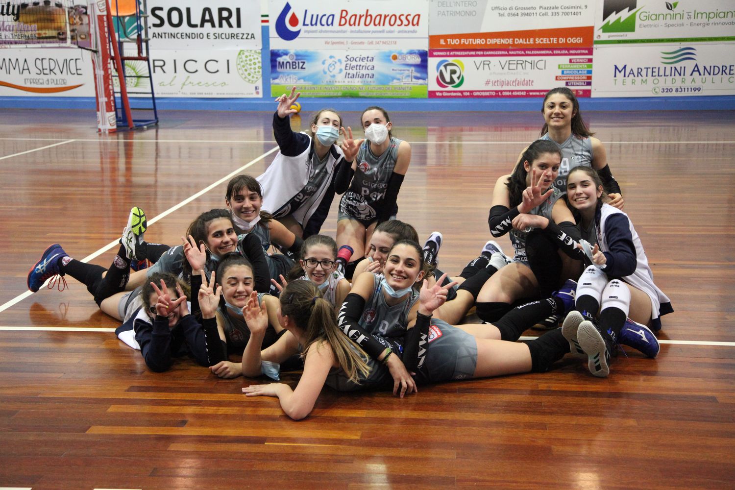 pallavolo-grosseto-1978-giorgio-peri-under-15-festeggia-la-vittori