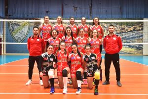 grosseto-volley-marina-allenatore-enrico-ferrari-con-la-squadra.