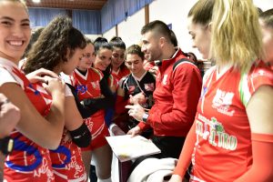 grosseto-volley-marina-allenatore-enrico-ferrari-con-la-squadra-time-ou