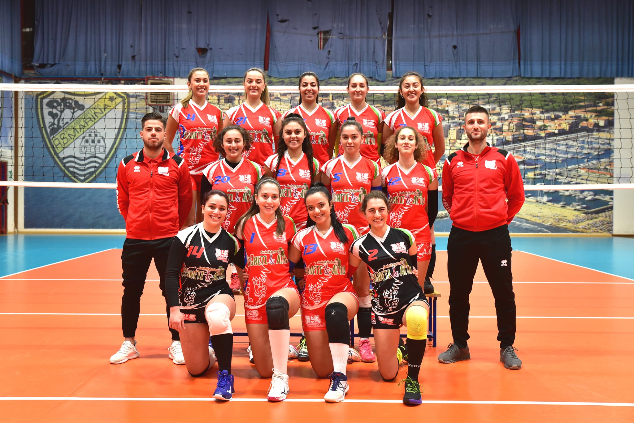 grosseto-volley-marina-allenatore-enrico-ferrari-con-la-squadra.