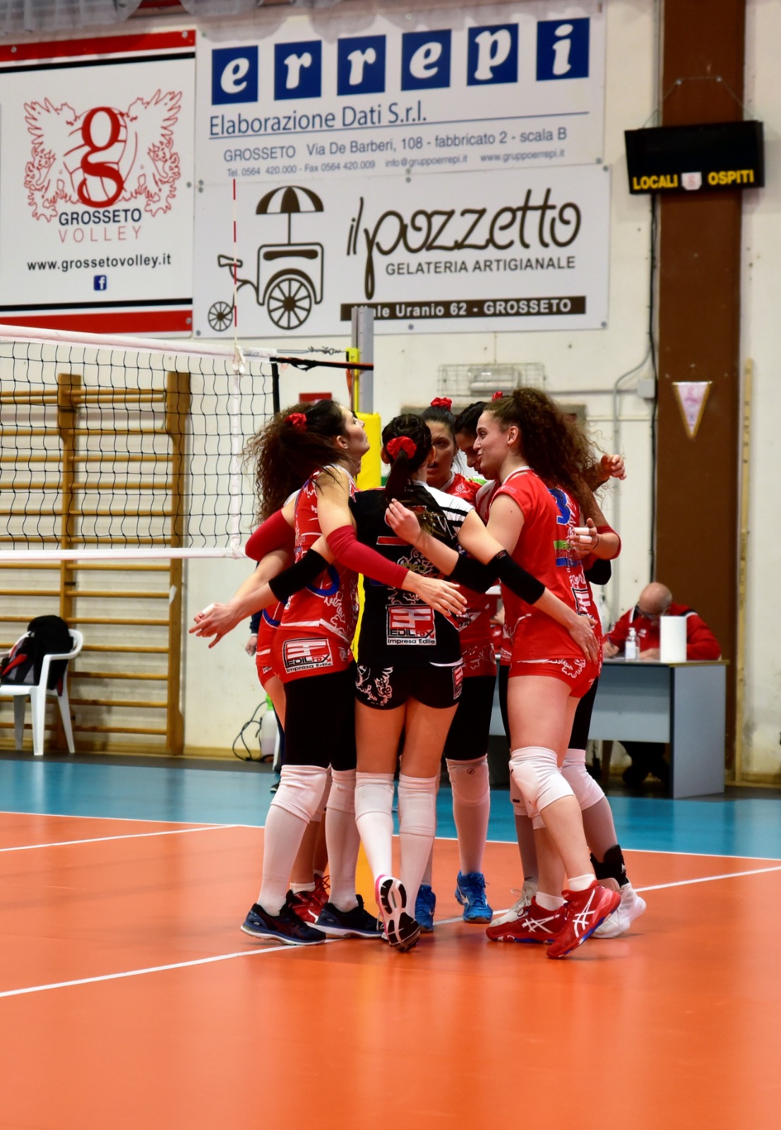 grosseto-volley-school-serie-B2-squadra-festeggia
