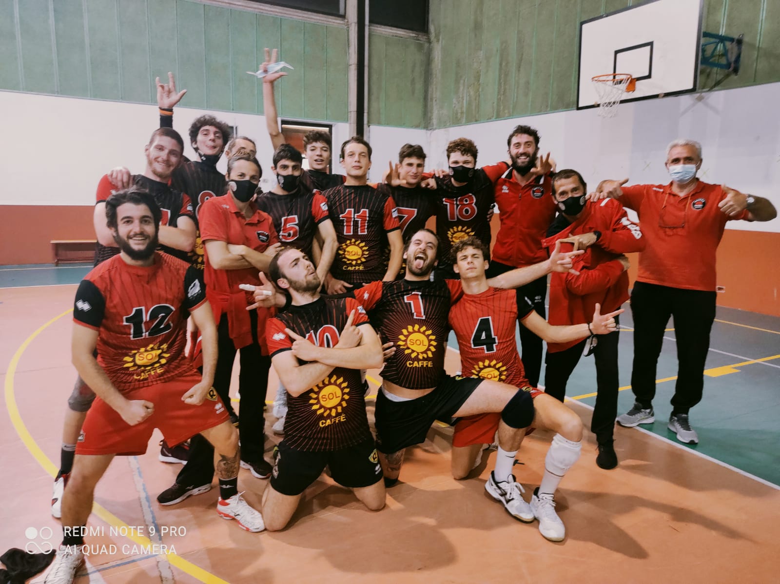 invictavolleyball-squadra-coppa-italia-serie-D-che-festeggia