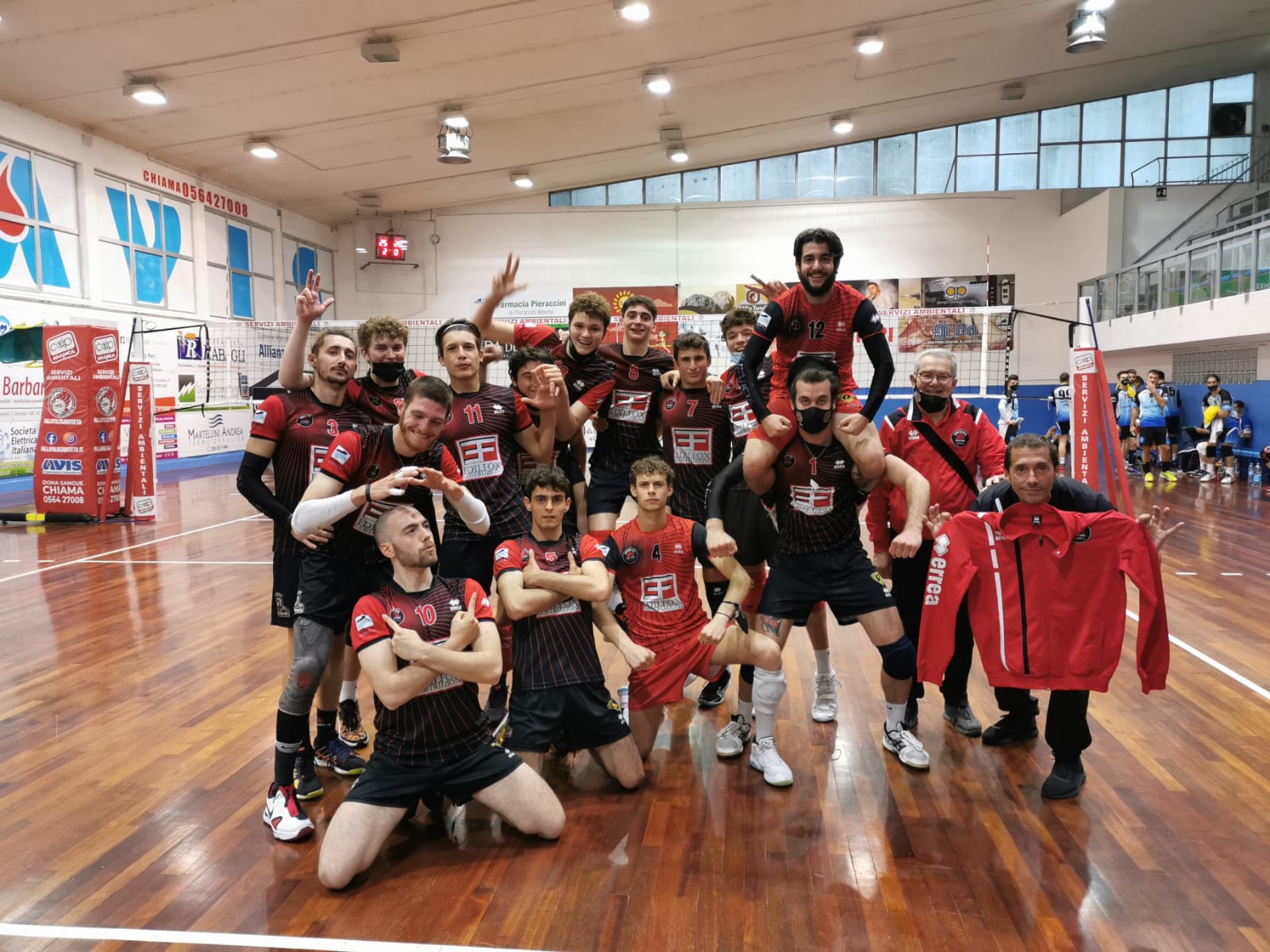 invictavolleyball-squadra-serie-D-festeggia-la-vittoria