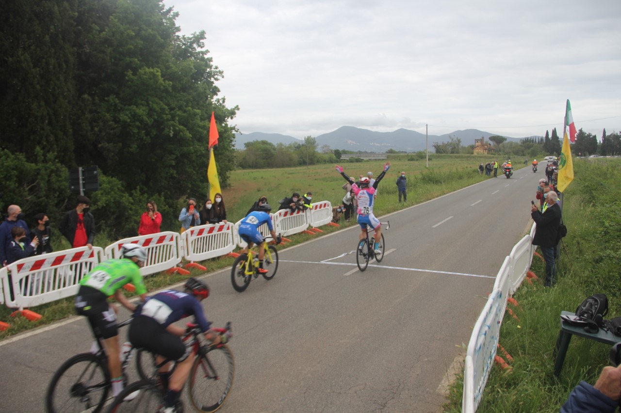 uisp-ciclismo-arrivo-in-volata-al-traguardo