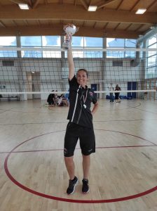 invictavolleyball-sonia-feltri-allenatore-under-15-alza-il-trofeo-regionale-2020-2021.