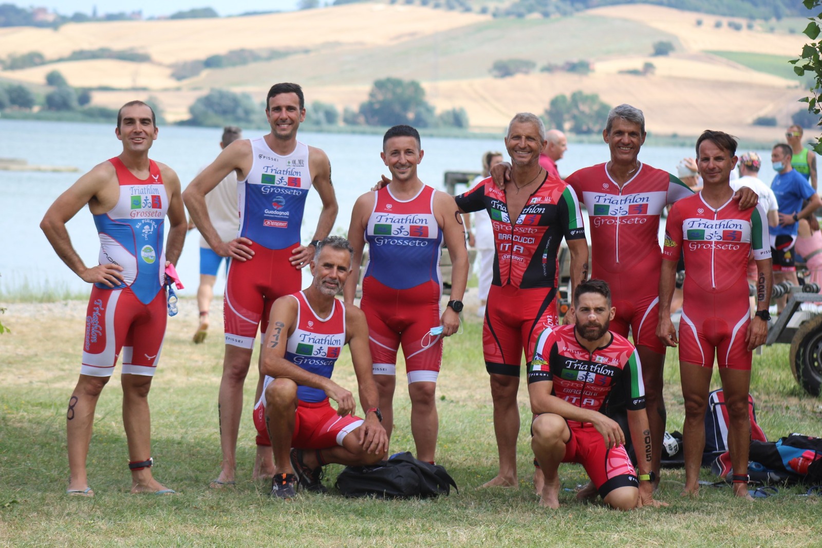 triathlon-grosseto-Da-sx-in-piedi-Tondini-Claudio-Martire-Luigi-De-rosa-fabio-Marcucci-Enrico-Petrucci-Guido-Fantacci-Mauro-Accosciati-da-sx-Mariotti-Massimo-Biagioni-marco.
