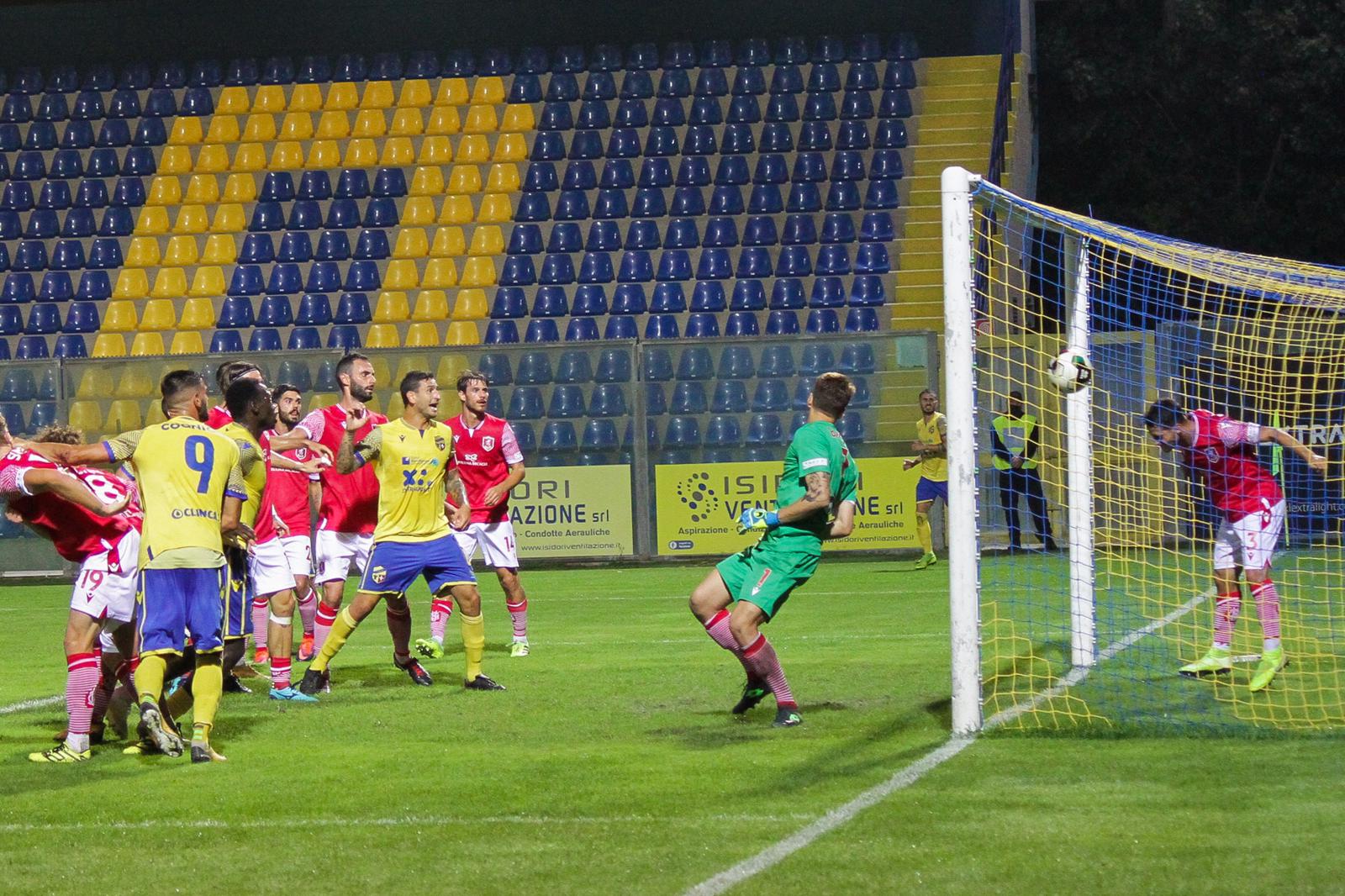 Fermana-Grosseto 2 a 0 - il vantaggio segnato da Mbaye (foto di Sara Valentini)
