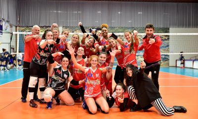 grosseto-volley-school-serie-D-la-squadra-festeggia-la-vittoria-2021-2022.