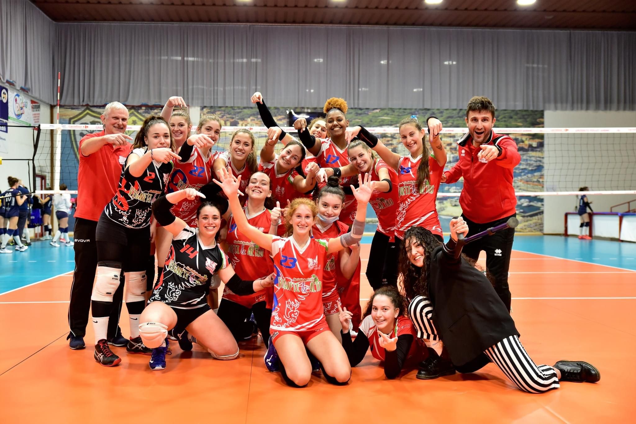 grosseto-volley-school-serie-D-la-squadra-festeggia-la-vittoria-2021-2022.