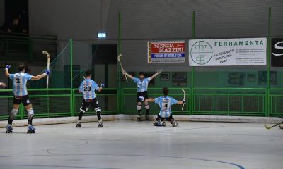 hockey-pista-serie-A2-castiglione-della-pescaia-blue-factor-giocatori-festeggiano-la-vittoria