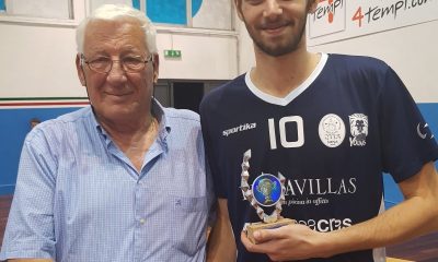 invictavolleyball-enzo-franceschelli-a-sinistra-premia-un-giocatore