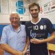 invictavolleyball-enzo-franceschelli-a-sinistra-premia-un-giocatore