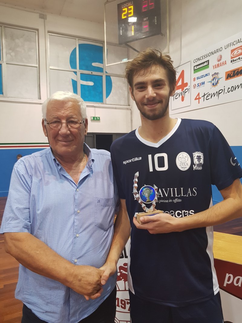 invictavolleyball-enzo-franceschelli-a-sinistra-premia-un-giocatore