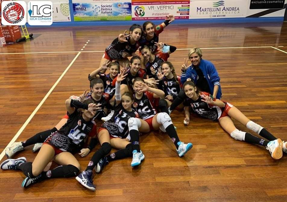 pallavolo-grosseto-1978-squadra-under-13-festeggia-la-vittoria