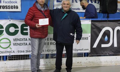 hockey-pista-il-presidente-Osti-premia-Minchella-con-la-targa-ricordo