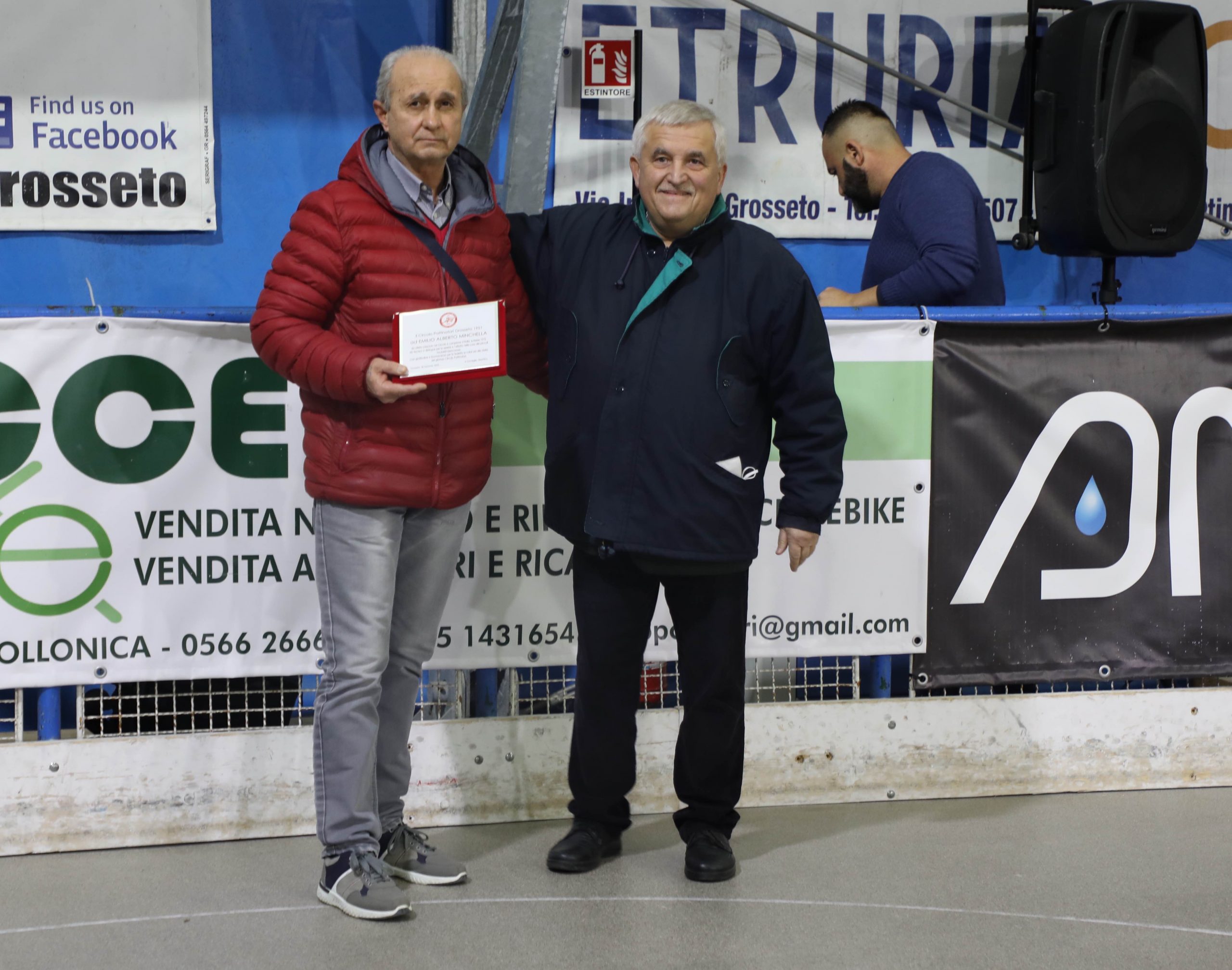 hockey-pista-il-presidente-Osti-premia-Minchella-con-la-targa-ricordo