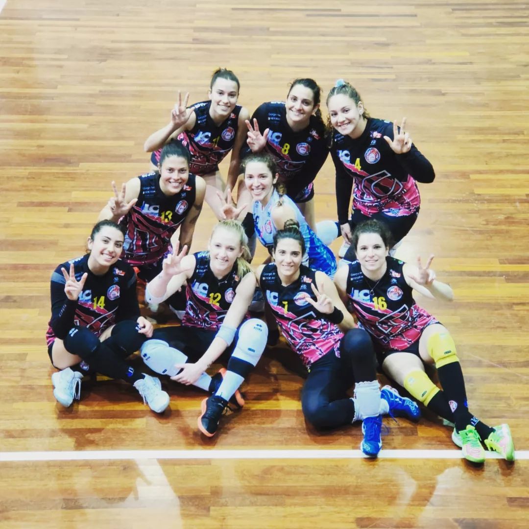 pallavolo-grosseto-1978-luca-consani-squadra-serie-C-festeggia-la-vittoria-nel-derby