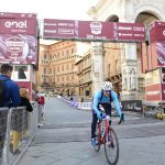 ciclismo racheli chisci che taglia il traguardo in piazza del campo