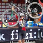 rachele chisci sul podio con la bicicletta