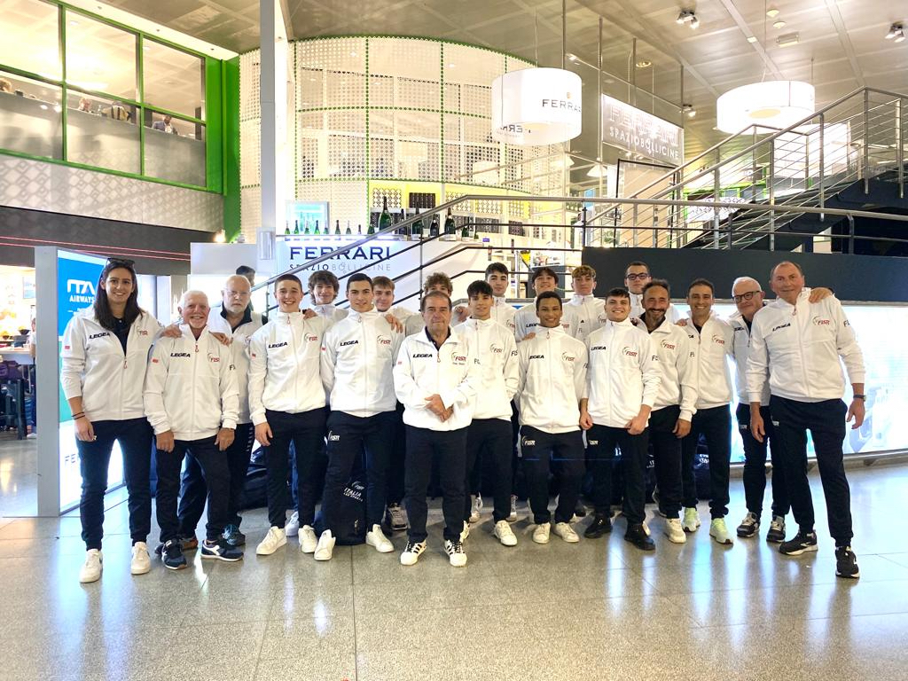 hockey-pista-il-dottor-Giovanni-Baldi-al-centro-con-lo-staff-e-gli-atleti-della-nazionale-under-19.