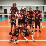 invictavolleyball squadra serie D 2022 2023 che festeggia la vittoria del terzo turno
