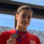 nuoto alice paioletti con la medaglia d’oro