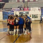 pallavolo follonica squadra festeggia la vittoria contro la robur massa novembre 2023-1