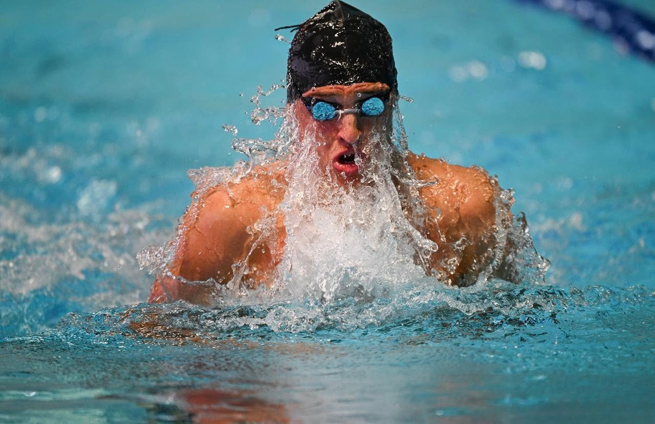nuoto nuotatore in vasca