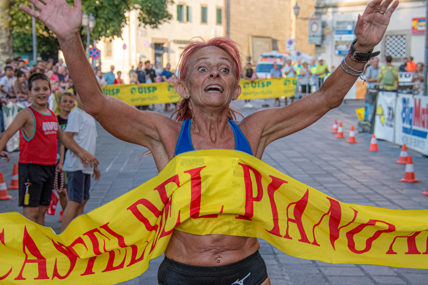 Atletica castel del piano al tramonto arrivo donne agosto