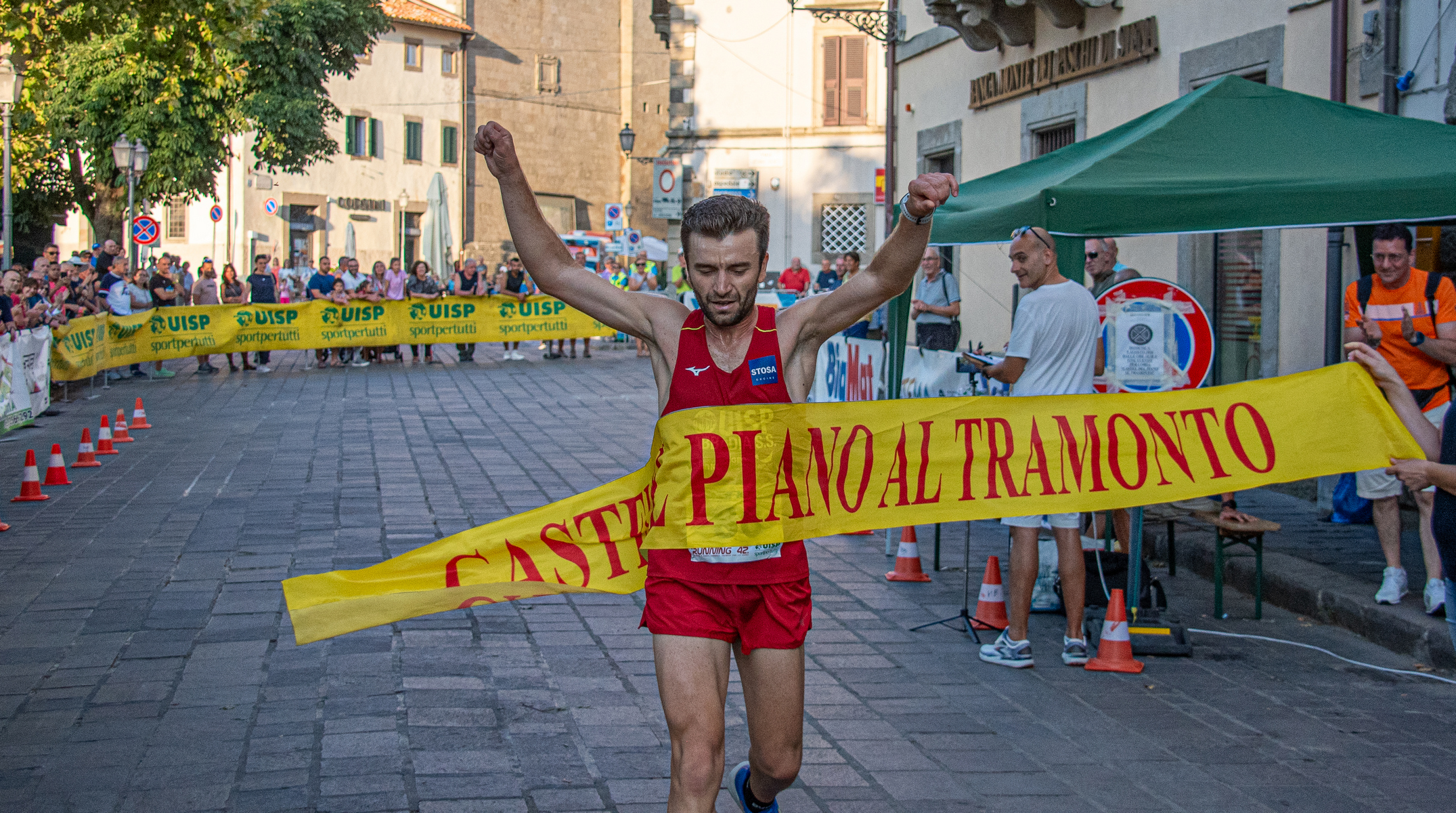 Atletica castel del piano al tramonto arrivo uomo agosto