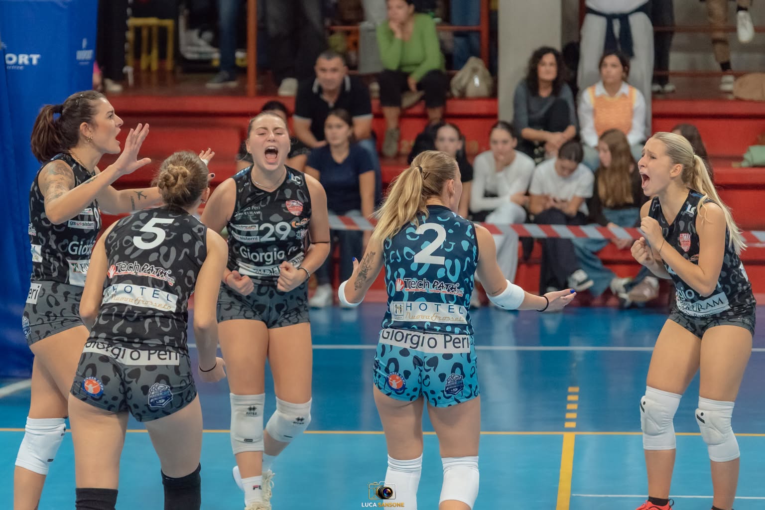 Pallavolo grosseto serie B le ragazze esulatano ottobre